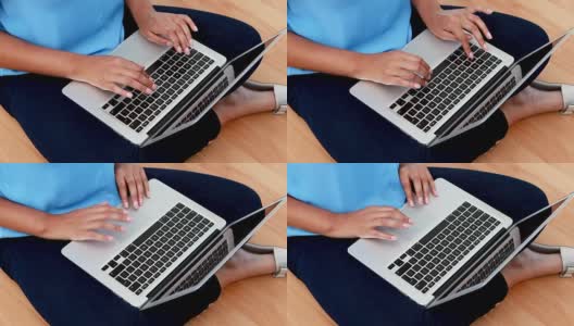 女性高管坐在木地板上使用笔记本电脑4k高清在线视频素材下载