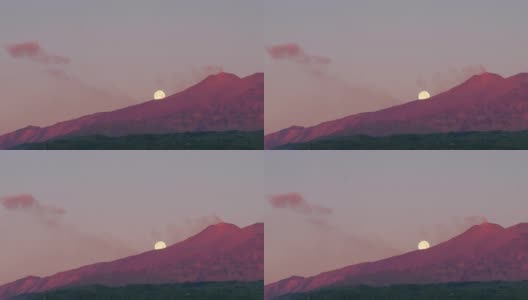 黎明时分，意大利西西里岛的埃特纳火山喷发，背景是超级月亮高清在线视频素材下载