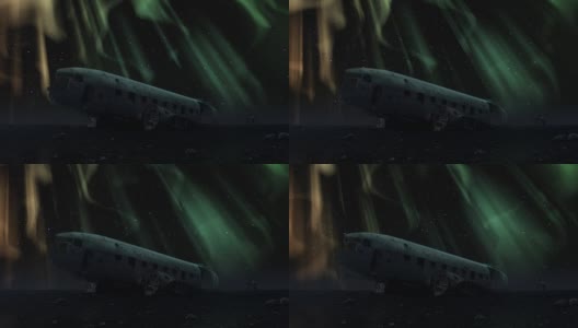 冰岛dc-3飞机残骸上空的北极光高清在线视频素材下载