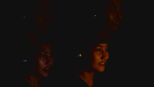 在黑暗中玩电脑游戏的亚洲女人。高清在线视频素材下载