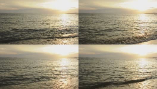 黄昏时海滩上的海浪和夕阳(伴着声音)高清在线视频素材下载