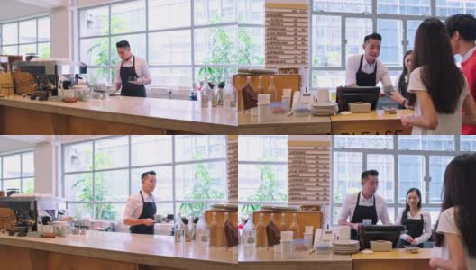 微笑的咖啡师为顾客点菜高清在线视频素材下载