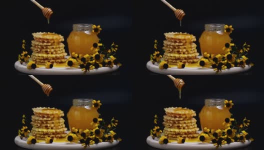 蜂蜜倒在华夫饼上。美味健康的早餐配比利时华夫饼高清在线视频素材下载