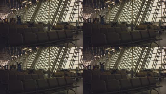 镜头仍然清晰地望向机场门口的候机室，空荡荡的人坐在大候机室里高清在线视频素材下载