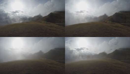 Koruldi湖附近的高加索山脉上，云朵在飞翔。上斯瓦内提，乌斯巴关口附近的梅斯蒂亚。格鲁吉亚欧洲。高清视频高清。间隔拍摄高清在线视频素材下载