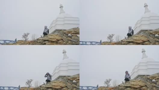 女人在贝加尔湖冰面上的旅行。闭关独特的佛塔布尔可汗纪念碑象征神秘的历史仪式岛大井山水山萨满教崇拜。冬岛之旅。高清在线视频素材下载
