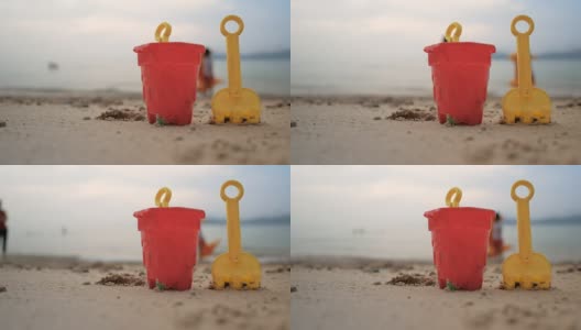 海浪沙滩上的玩具选择聚焦浅层的景深，带有夏季傍晚的气氛高清在线视频素材下载