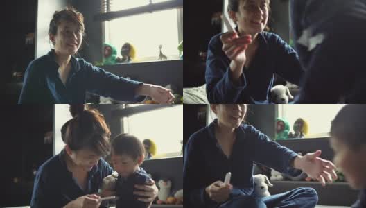 一位亚洲母亲和她的儿子发现了验孕棒高清在线视频素材下载