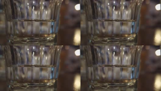 分散光玻璃杯的水高清在线视频素材下载
