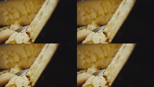 中等硬度的帕尔玛干酪头放在木板上，旋转拍摄高清在线视频素材下载