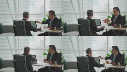 2位成熟成功的亚洲商人在办公室进行商务会议讨论高清在线视频素材下载