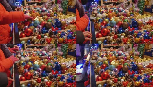 一张满是圣诞装饰品的桌子和人们想买一些圣诞树球的画面高清在线视频素材下载
