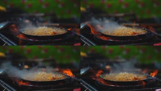 慢镜头的特写烹饪泰式炒米粉与虾在平底锅高清在线视频素材下载