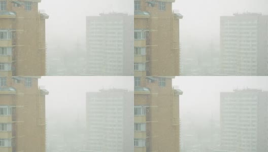 从摩天大楼的窗户看窗外的雪高清在线视频素材下载