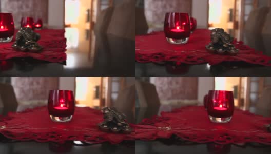 三支插在红色玻璃里的蜡烛高清在线视频素材下载