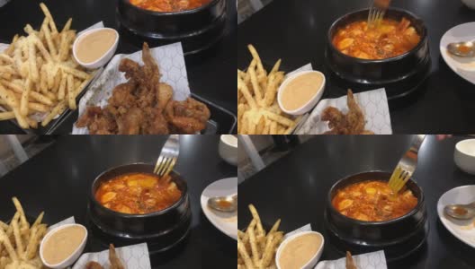 韩国汤，金chi Jjigae军队炖菜，炸鸡高清在线视频素材下载