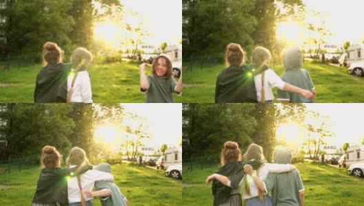 三个孩子，两个女孩和一个男孩在夕阳的背景下走向远处的公园。16、回到学校，快乐的孩子，学校友谊高清在线视频素材下载