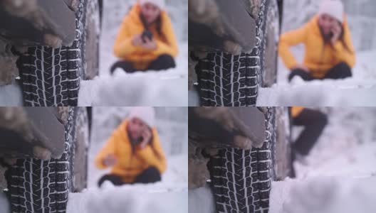 汽车观点。在雪地里开车。汽车在路上抛锚了。在恶劣的天气下，汽车会在偏僻的地方抛锚。汽车保险。一个女人在路上。高清在线视频素材下载