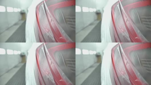 一辆白色的车正站在喷淋室里，上面覆盖着一层透明的薄膜。准备油漆。尾灯高清在线视频素材下载