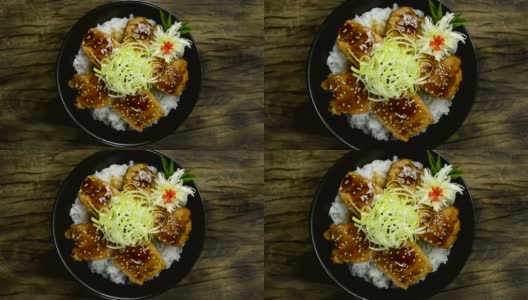 日式烧鸡放韭菜片上撒芝麻(烧鸡酱饭食谱)高清在线视频素材下载