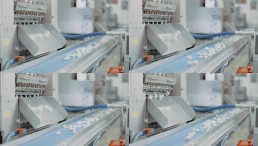 饺子工厂的自动机器生产过程。新鲜生Pelmeni落在传送带上。在食品工厂操作的工业机械。高清在线视频素材下载
