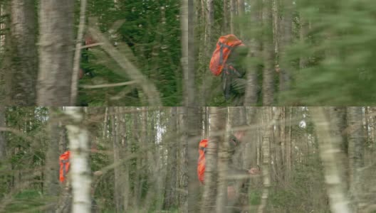 男性野外生存专家使用指南针在树林中行走高清在线视频素材下载