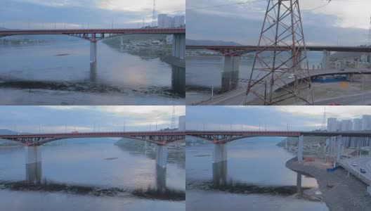 夏日日落时，河上桥上的火车在移动高清在线视频素材下载