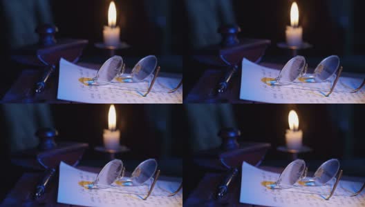 古董手稿蜡烛和玻璃无缝环高清在线视频素材下载