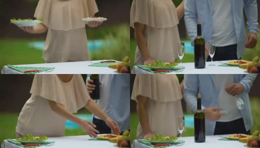新婚夫妇在乡村别墅为约会前的餐桌服务，自制葡萄酒的传统高清在线视频素材下载