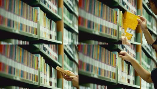 在图书馆选书的女人高清在线视频素材下载