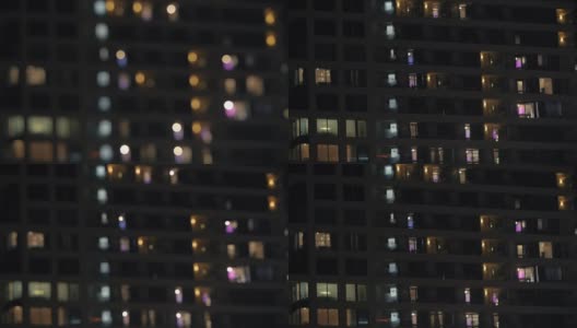 多层住宅或酒店的夜景，窗户有灯光高清在线视频素材下载
