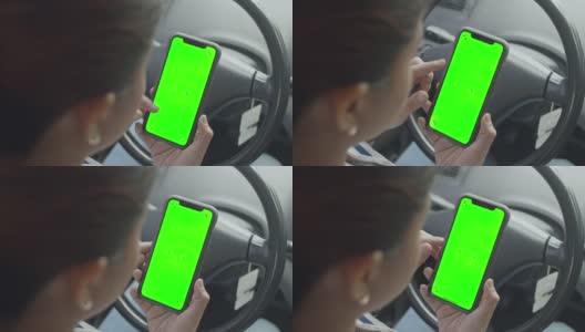 女人在车里用色度键使用智能手机高清在线视频素材下载