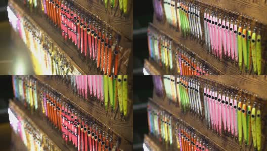三钩和彩色鱼饵在体育用品商店高清在线视频素材下载