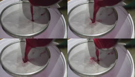 比格奈果酒加工汁用筛子过滤分离果肉高清在线视频素材下载