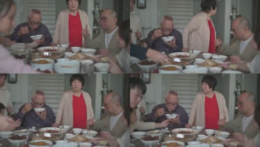 中国多代同堂的一家人在除夕夜吃团圆饭高清在线视频素材下载
