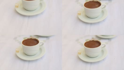 咖啡桌上的一杯土耳其咖啡，上面有土耳其软糖高清在线视频素材下载