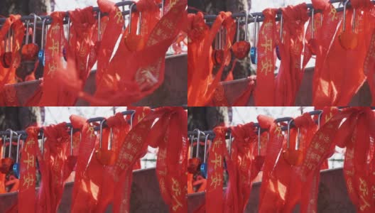 中国陕西，庙里，红丝带系在木棒上。高清在线视频素材下载