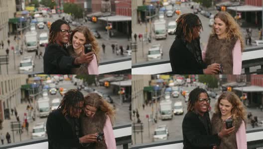 一对年轻情侣在城市里合影高清在线视频素材下载