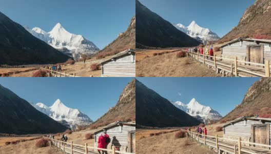 在亚丁自然保护区，西藏人和游客骑着马进入圣地羊迈永高清在线视频素材下载