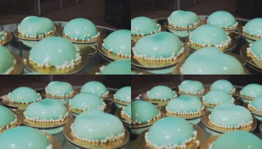 婚礼绿松石糖果和饼干在镜像托盘。相机飞过高清在线视频素材下载