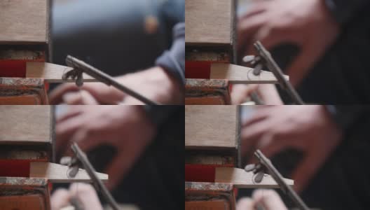 木匠用手工拼板切割一块木头。木工车间里的木雕。木工的艺术手工木工工具的声音高清在线视频素材下载