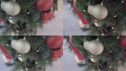 公共区域的圣诞树上挂着闪亮的圣诞装饰品。从右向左倾斜射击。高清在线视频素材下载