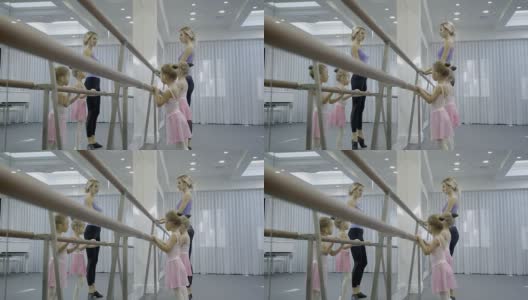 可爱的女孩和老师在芭蕾舞工作室练习高清在线视频素材下载