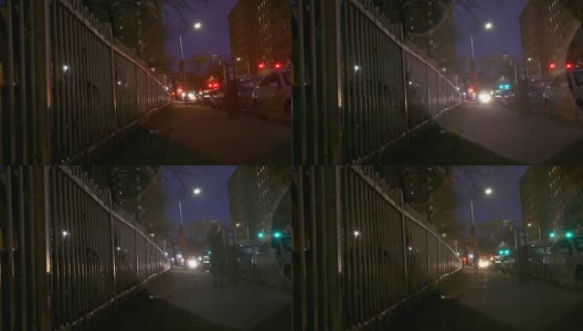 在黑暗的雨夜，城市在人行道旁的旧篱笆旁的时间流逝高清在线视频素材下载