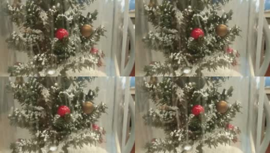 用红球绑在树枝上的圣诞装饰高清在线视频素材下载