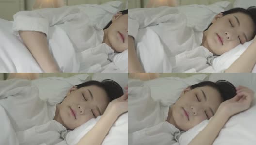 年轻的亚洲女人睡在床上高清在线视频素材下载