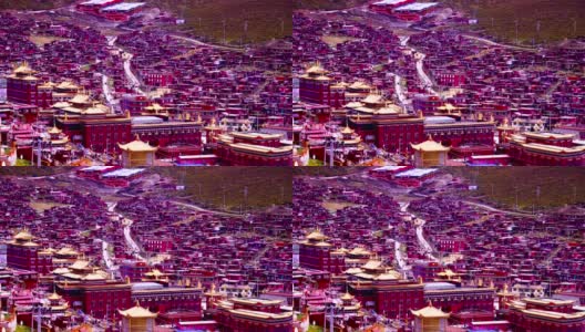 时光流逝:中国四川，山谷中的红色村庄，叫做色达高清在线视频素材下载