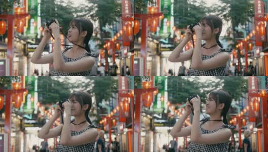 台湾千禧一代女性在西门町购物区用复古相机拍照(慢镜头)高清在线视频素材下载