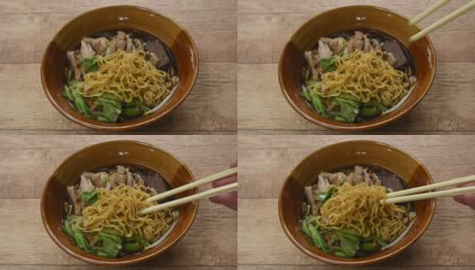 用筷子夹着吃的蛋面煮鸭肉高清在线视频素材下载