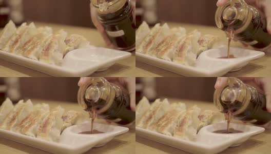 在酱油里蘸饺子的女人高清在线视频素材下载